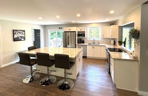 Lion's Head Cabin | This bright and spacious retreat blends modern comfort with cozy cottage charm. Featuring a fully equipped kitchen, multiple cozy bedrooms, stylish bathrooms, and inviting living spaces with a wood-burning fireplace.