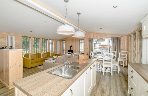 Honiton Ski Chalet | This boutique stylish lodge has one master double with en suite shower room.