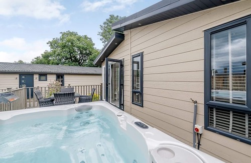 Honiton Ski Chalet | This boutique stylish lodge has one master double with en suite shower room.