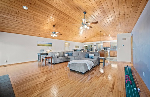 Kodak Cabin | This cabin is a 3 bedroom(s), 2.5 bathrooms, located in Kodak, TN.