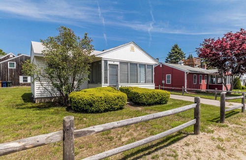 Southern Coast Cottage | This charming cottage boast an enclosed porch for the beautiful Ocean Views!