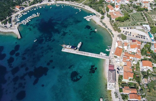 Martinscica Apartment | This compact holiday apartment is just a few metres from the pebble beach.
