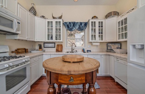 Harbor Springs Condo | This condominium is a 2 bedroom(s), 2 bathrooms, located in Harbor Springs, MI.