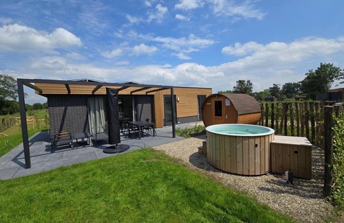 Lattrop House | This holiday home with a private sauna and hot tub features a cozy, homely living room with an open kitchen, 2 bedrooms, and a spacious outdoor area