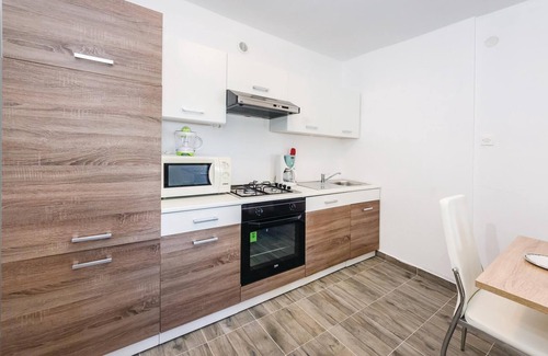 Velim House | This tastefully furnished vacation home with pool is located in Nadin, which belongs to the municipa