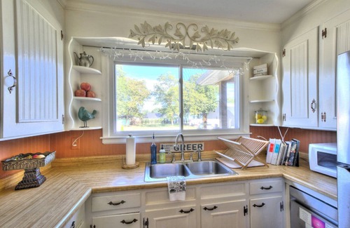 Greer House | This urban cottage is walkable to dining, shopping and more! Pet friendly