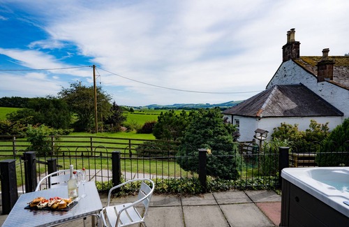 Thornhill Cottage | Thomas Carlyle Cottage sleeps 4 in 2 bedrooms with own hot tub