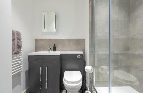 Wakefield Apartment | Thornhill House by Guestz