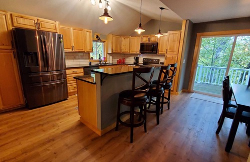 Danbury Cabin | Three Bear Hideaway - Spacious 2 bed + Loft cabin in relaxing, convenient spot!