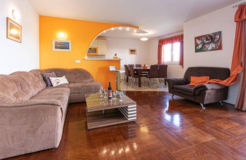 Donja luka Apartment | Three bedroom apartment with balcony Makarska (A-18160-b)