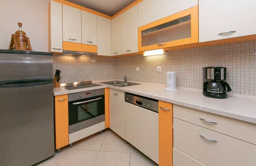 Donja luka Apartment | Three bedroom apartment with balcony Makarska (A-18160-b)