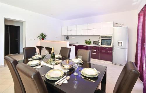 Vranjic Apartment | Three-Bedroom Apartment In Split