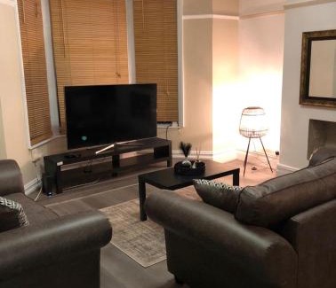 Roath Apartment | Three Bedroom Apartment with Roof Terrace Near City Centre