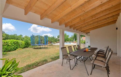 Imotski House | Three-Bedroom Holiday Home In Vinjani Gornji