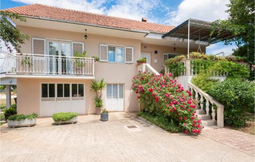 Imotski House | Three-Bedroom Holiday Home In Vinjani Gornji