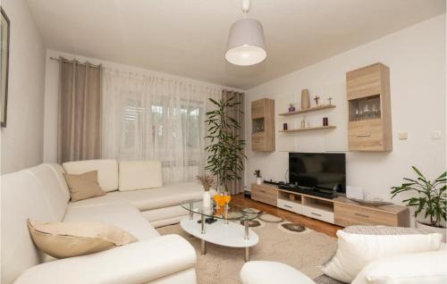 Imotski House | Three-Bedroom Holiday Home In Vinjani Gornji