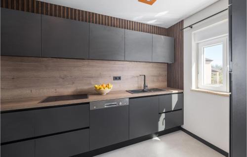 Zbandaj House | Three-Bedroom Holiday Home In Porec