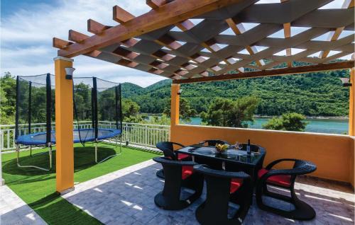 Kobas House | Three-Bedroom Holiday Home In Ston