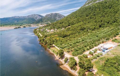 Kobas House | Three-Bedroom Holiday Home In Ston