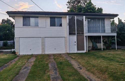 Rochedale South House | Three-bedroom house with pool & yard