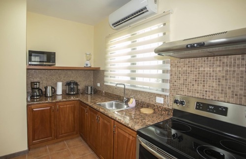 Coco House | Three Bedroom Sunny Townhome