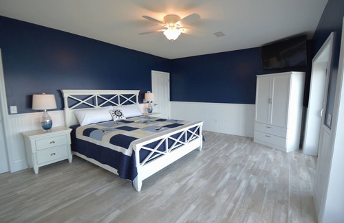 Oaks Corners Bed & Breakfast | Three Bedroom South Condo at our Lakefront Paradise. Pool, Hot Tub, Kayaks and more. (Sleeps 6 Adults)