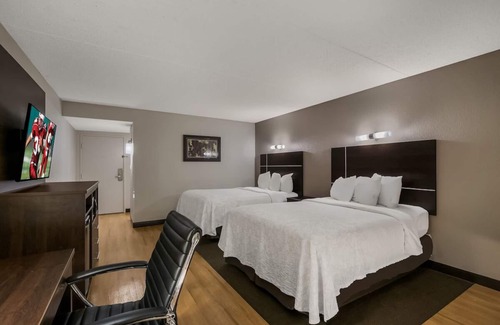 Ashley Oaks Hotel | Three Comfortable Rooms w/Free Hot Breakfast Daily | Free Parking