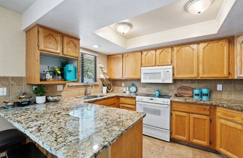 Layton House | Three Lakes Spa - Hot Tub - Peaceful - Firepit - Sauna
