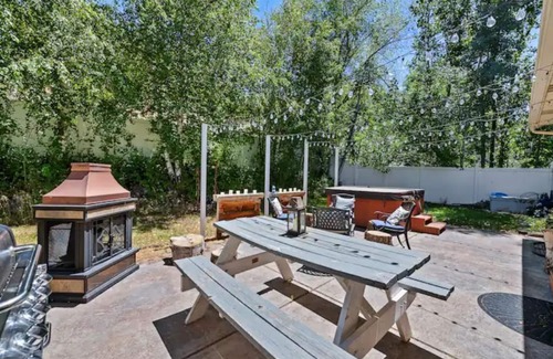 Layton House | Three Lakes Spa - Hot Tub - Peaceful - Firepit - Sauna