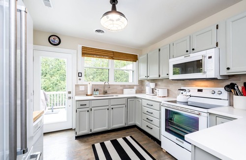 Lakeside Cottage | (Three Night Summer Min!) LAKESIDE HOME WITH PRIVATE POOL and ASSOCIATION BEACH
