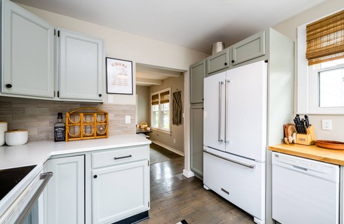 Lakeside Cottage | (Three Night Summer Min!) LAKESIDE HOME WITH PRIVATE POOL and ASSOCIATION BEACH