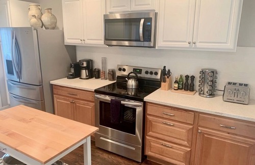 Three Oaks House | Three Oaks Getaway- 5 BR 2.5 BA- 3 Mins to Downtown- Week Stay Discount