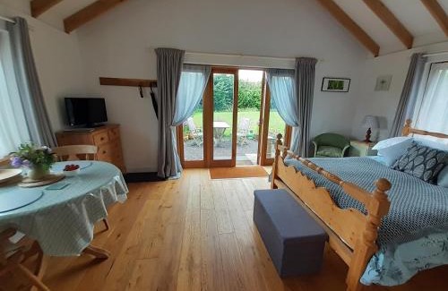 Sidlesham Bed & Breakfast | Three Oaks Nursery