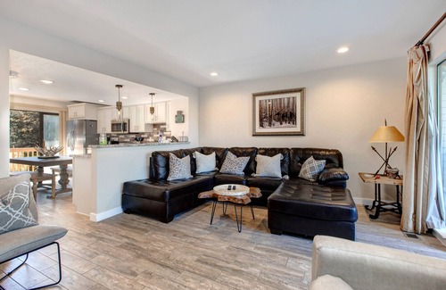 Park Meadows House | Three-story townhome with private hot tub, gas fireplace, decks