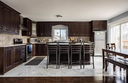Welland House | Three year old house 5 bedrooms 4 full washrooms