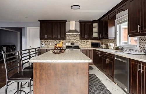 Welland House | Three year old house 5 bedrooms 4 full washrooms