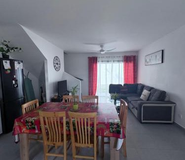 Saint-Gilles-les Hauts Apartment | Ti case muguets