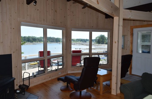 Tremont Cottage | Tides cottage on quiet tidal inlet with kayaks and fire pit