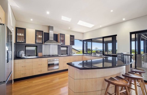 Geographe House | Tides Edge Stunning Pool House by the Beach