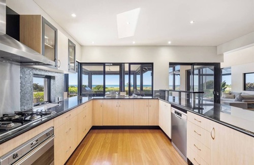 Geographe House | Tides Edge Stunning Pool House by the Beach