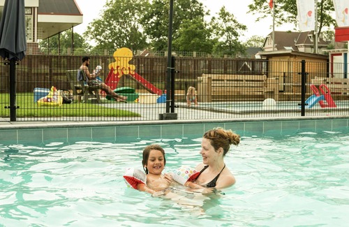 Tzummarum Ski Chalet | Tidy chalet with a microwave, near the Wadden Sea