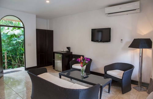 La Fortuna Hotel | Tifakara Boutique Hotel & Birding Oasis