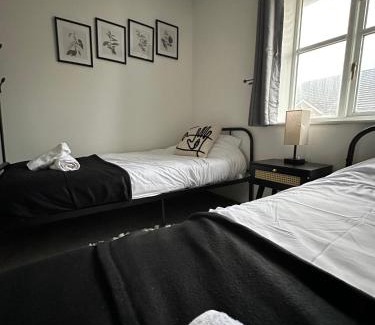 Grays Apartment | Timber Court - FREE PARKING - 2 Bedroom Apartment - FAST Wi-Fi - Perfect for Contractors!