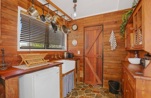 Rotorua Cottage | Timber Retreat - CBD