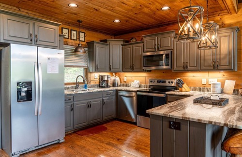 Topton Cabin | Timber Ridge-2 Bedroom, Pet Friendly, Luxury Cabin Rental, Panoramic Mountain Views, High Speed Internet, Rafting, Horseback Riding-Nantahala NC