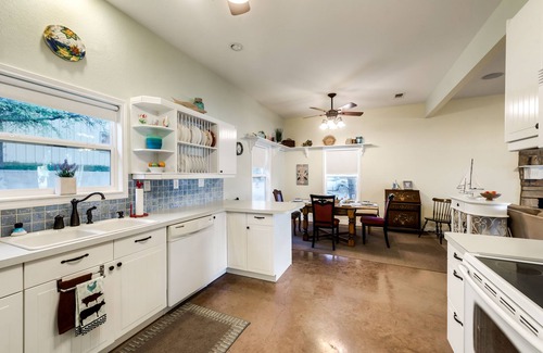Bridgeport House | Time to Relax! Waterfront! Unbelievable sunrise!
