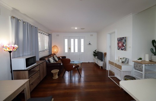 Heathmont Apartment | Timeless Allure near Train station and Costco