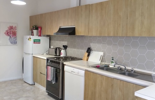 Heathmont Apartment | Timeless Allure near Train station and Costco
