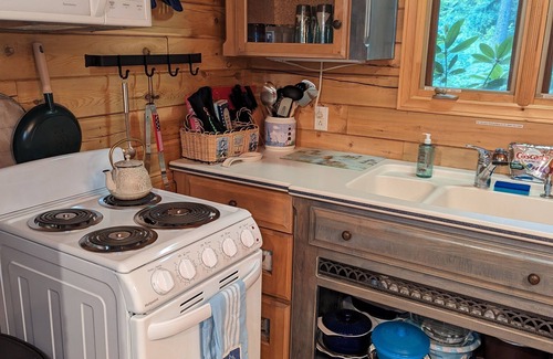 Lubec Cabin | Tiny cabin BIG CHARM/Military discount/Fire pit/ Beach/No pet fee