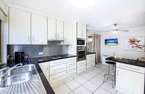 Coolum Beach Apartment | Tiny Comfy Flat with Bikes